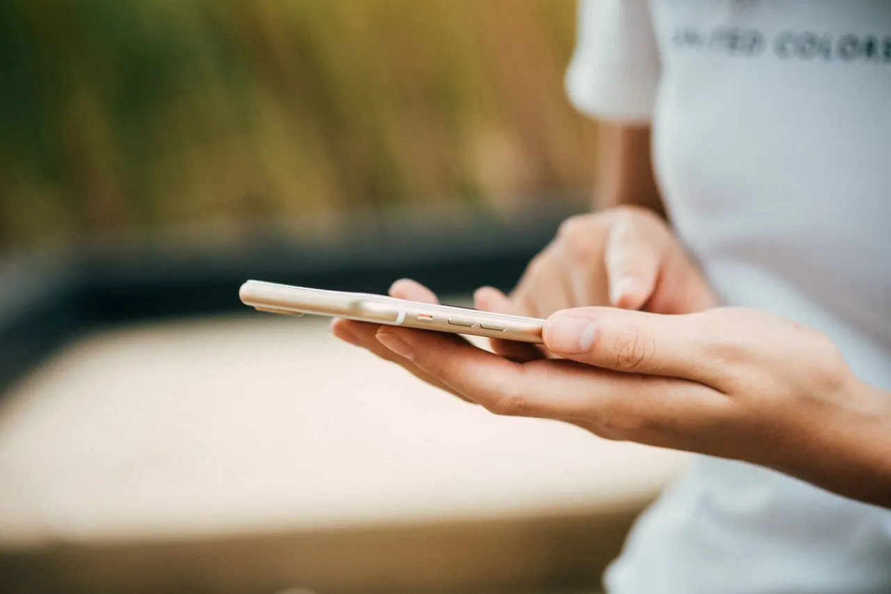 Persona revisando una app de seguridad en su móvil con calma