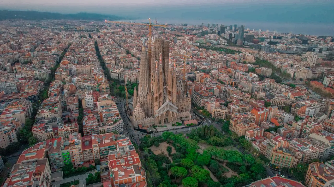 Vista de una calle emblemática de Barcelona al atardecer